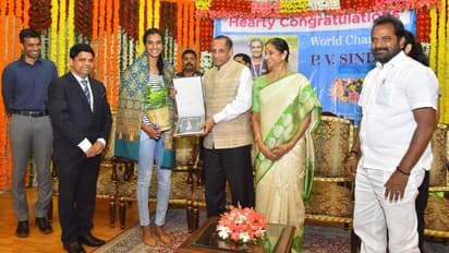 సింధు కెరీర్లో ఇది ఓ బిందువు మాత్రమే...లక్ష్యం వేరే వుంది: గవర్నర్ నరసింహన్