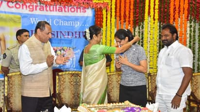 రాజ్ భవన్ లో పివి సింధుకు సన్మానం...ప్రశంసల వర్షం కురిపించిన గవర్నర్ (ఫోటోలు)