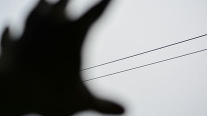 వారెవ్వా.. కరెంట్ షాక్ కు గురైన 4 ఏళ్ల చిన్నారిని చాకచక్యంగా కాపాడిన వృద్ధుడు.. వీడియో వైరల్