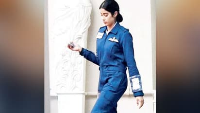 বলিউডে বায়োপিকে জাহ্নবী কাপুর! প্রকাশ পেল ছবির পোষ্টার