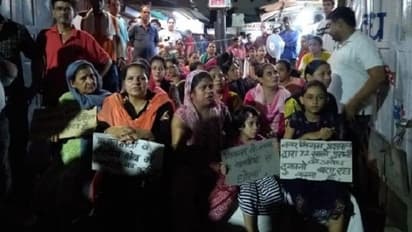 जानें क्यों पीएम सिटी में दुकानों को बचाने के लिए देर रात सड़क पर उतरीं महिलाएं
