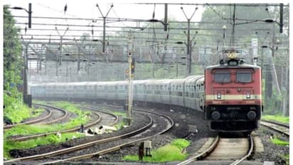 ट्रेन के आगे कूदी मां के हुए दो टुकड़े लेकिन छाती से चिपकी बेटी को नहीं आई एक भी खरोंच