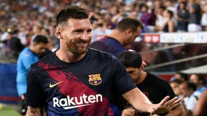 রোনাল্ডোকে টপকে গেলেন মেসি, উয়েফা অ্যাওয়ার্ড মেসির হাতেই চান ভক্তরা