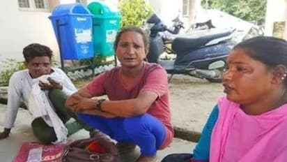 "महिलाओं का भेष रखकर घूम रहे तीन बच्चा चोरों को भीड़ ने पीटा..." इस मैसेज के साथ वायरल वीडियो का सच