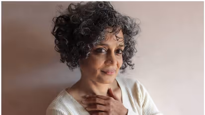 എബിവിപിയുടെ പരാതി; അരുന്ധതി റോയിയുടെ ബുക്ക് സിലബസില്‍ നിന്ന് പിന്‍വലിച്ച് സര്‍വ്വകലാശാല