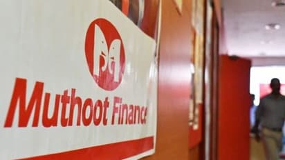 മുത്തൂറ്റ് ഫിനാൻസിന്റെ ബ്രാഞ്ചില് അക്രമം; വനിതാ മാനേജരുടെ ദേഹത്ത് മീൻ വെള്ളം ഒഴിച്ച് സമരക്കാർ