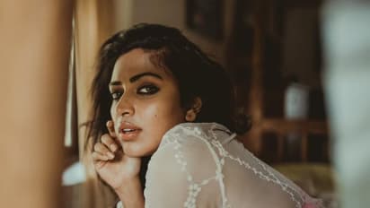 பட வாய்ப்புக்காக தனது டாப்லெஸ் குளியல் படத்தை வெளியிட்ட நடிகை அமலா பால்...