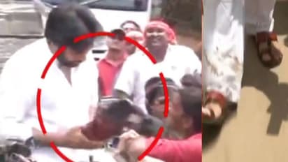 పవన్ కు చెప్పులు ఇచ్చిన అభిమాని: ఆ పాదరక్షలతోనే జనసేనాని పర్యటన