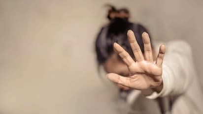 என் கணவருக்கு பல பெண்களுடன் கள்ளத்தொடர்பு இருக்கு... பெண் மருத்துவர் புகாரால் அதிர்ந்த போலீஸ்..!