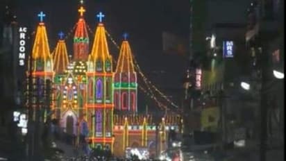 உலக புகழ்பெற்ற வேளாங்கண்ணி கொடியேற்றம்...! பல்லாயிர கணக்கான பக்தர்களின் பிரமிக்க வைக்கும் புகைப்படங்கள்!