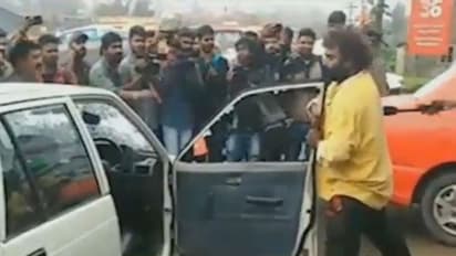 అద్దాలు పగలగొట్టి, కారు డోర్ విరగ్గొట్టిన నటుడు.. నడిరోడ్డుపై గొడవ!