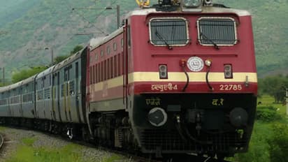 அதிரடியாக குறைக்கப்பட்ட ரயில் கட்டணங்கள்.. பொதுமக்கள் மகிழ்ச்சி!!