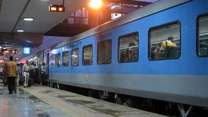 कल से ट्रेन की ऑनलाइन टिकट हो जाएगी महंगी, एसी और नॉन एसी टिकट पर इतना पड़ेगा असर