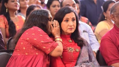 சந்தியா காதில் ரகசியத்தை போட்டுடைத்த பாத்திமா பாபு..! வெளியான அதிர்ச்சி புகைப்படம் ..!