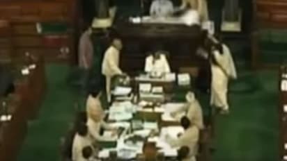 এখন বিরোধিতা করছেন, 'এনআরসি'র দাবিতে স্পিকারের মুখে কাগজ ছুড়েছিলেন মমতা