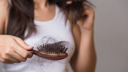 മുടികൊഴിച്ചിലും താരനും കുറയ്ക്കാൻ ഇതാ 5 വഴികൾ