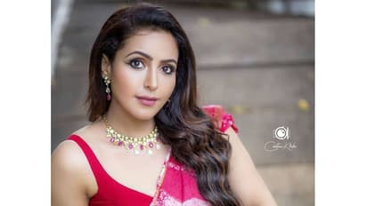 బిగ్ బాస్ భామ నడుము అందాలు.. వైరల్ అవుతున్న ఫొటోస్!