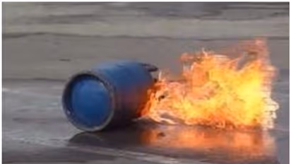 பயங்கர சத்தத்துடன் வெடித்துச் சிதறிய கேஸ் சிலிண்டர்..! 6 வயது மகளுடன் தந்தை உடல் கருகி பலி..!