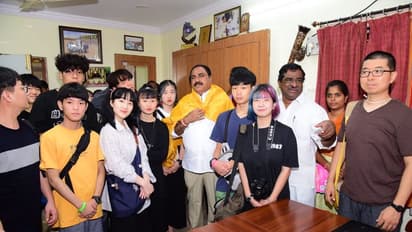 మంత్రి ఎర్రబెల్లిని కలిసిన దక్షిణ కొరియా విద్యార్ధులు