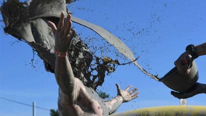 यहां फूलों से नहीं होता बारातियों का स्वागत, आते ही पोत देते हैं कीचड़