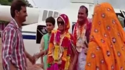 భార్య కలను నెరవేర్చిన భర్త: స్వగ్రామానికి హెలికాఫ్టర్లో