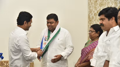 బాబుకు షాక్: ఆడారి ఆనంద్ వైఎస్ఆర్‌సీలో చేరిక