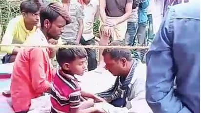 एक बच्चे के पास अलौकिक शक्ति होने की फैली अफवाह, भीड़ ने घेर कर छीन लिया बचपन