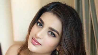 అందానికి సరికొత్త నిర్వచనం.. బ్లాక్ డ్రెస్ లో హాట్ హాట్ గా..!