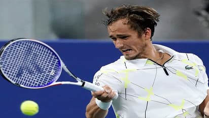 గ్యాలరీలో ప్రేక్షకులకు మధ్యవేలు.. టెన్నిస్ స్టార్ కి భారీ జరిమానా