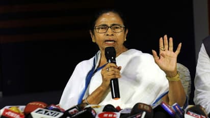 আঠাশ মাস বন্ধ বেতন, মুখ্যমন্ত্রীর দেখা পেতে সত্যাগ্রহে জীবিকা সেবকরা