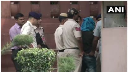 ഗുർമീത് റാം റഹിം സിംഗിന്റെ അനുയായി കത്തിയുമായി പാർലമെന്റ് വളപ്പിലേക്ക് ഇടിച്ചു കയറി, അറസ്റ്റിൽ