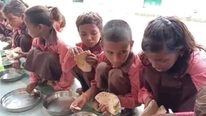 കുട്ടികള്ക്ക് ഉച്ചഭക്ഷണത്തിന് ചപ്പാത്തിയും ഉപ്പും മാത്രം; വാര്ത്ത പുറത്തുവിട്ട മാധ്യമപ്രവര്ത്തകനെതിരെ കേസെടുത്ത് യുപി സര്ക്കാര്