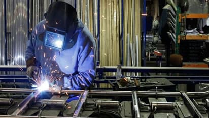 പ്രതിസന്ധിയില് മുങ്ങി ഉല്പാദന മേഖല, 15 മാസത്തെ ഏറ്റവും കുറഞ്ഞ വളര്ച്ച നിരക്ക്