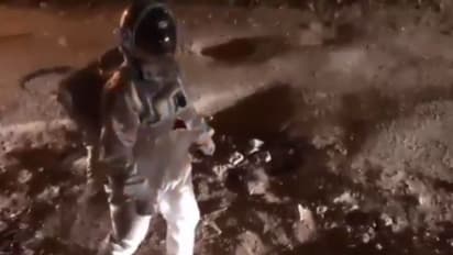 ഇത് ചന്ദ്രോപരിതലമല്ല, ഇയാള് ബഹിരാകാശ സഞ്ചാരിയുമല്ല; ഇതൊരു പ്രതിഷേധമാണ്