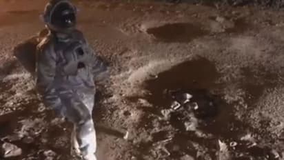 বেঙ্গালুরুতে নেমে এল চাঁদ, হেঁটে চলে বেড়াচ্ছে মহাকাশচারী, ভাইরাল ভিডিও