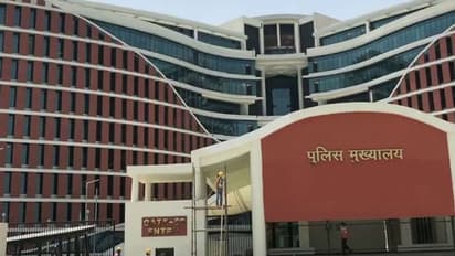 मुख्यमंत्री योगी ने नारियल फोड़कर किया पुलिस मुख्यालय का उद्घाटन, जानें क्या है खासियत