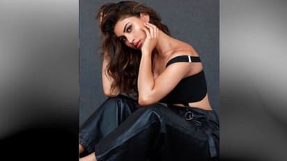 পরিচালকের কথা মানতে অস্বস্তি মৌনির, অক্ষয়কে কাছ থেকে দেখে কী হয়েছিল অভিনেত্রী