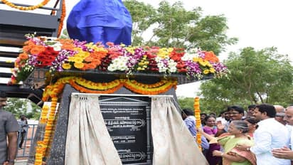 వైఎస్ వివేకానంద విగ్రహన్ని ఆవిష్కరించిన జగన్