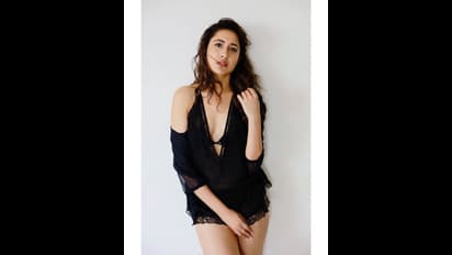 ప్రగ్యా జైస్వాల్ గ్లామర్ షో.. మత్తెక్కించేలా అందాలు!