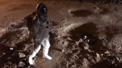 റോഡിലെ കുഴികൾ; ബഹിരാകാശയാത്രികരെപ്പോലെ നടന്ന് പ്രതിഷേധിച്ച് കലാകാരൻ- വീഡിയോ