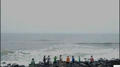 చెరువులోకి దూసుకెళ్లిన కారు.. సర్పంచి భర్త సహా ముగ్గురు మృతి