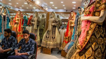 থমথমে উপত্যকা, দু'চোখে রঙীন স্বপ্ন নিয়েও বিয়ের আয়োজনে কাটছাঁট করছে কাশ্মীরি কনেরা