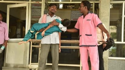 ஆம்புலன்ஸ் வசதி இல்லை... கையில் காசும் இல்லை... கண்ணீருடன் 2 மணிநேரமாக மகளின் சடலத்தை வைத்து கதறிய தந்தை..!