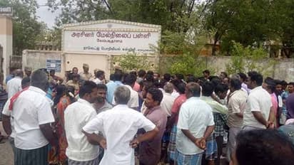 +2 மாணவியை கெமிஸ்ட்ரி லேபில் வைத்து கற்பழித்த ஆசிரியர்... வீடியோ எடுத்து மிரட்டி சீரழித்த கொடுமை... 4 மாத கர்ப்பம்