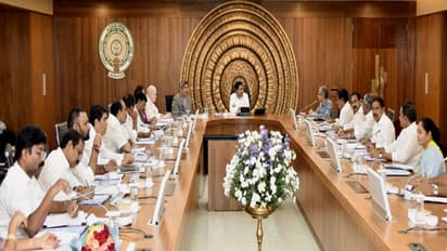 కాంట్రాక్టర్లకు జగన్ సర్కార్ షాక్: అడ్వాన్స్ ల రికవరీ