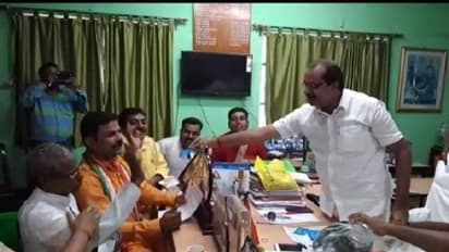 বিজেপি নেতাদের হাতে দিদিকে বলোর কার্ড, আজব কাণ্ড রিষড়া পৌরসভায়
