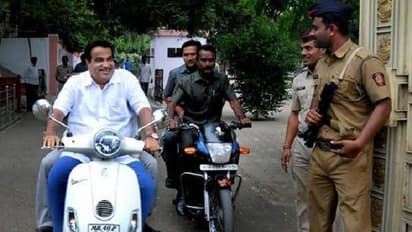 ಹೊಸ ಟ್ರಾಫಿಕ್ ನಿಯಮ; ಟ್ರೋಲ್ ಆಯ್ತು ಸಾರಿಗೆ ಸಚಿವರ ಹೆಲ್ಮೆಟ್ ರಹಿತ ಪ್ರಯಾಣ!