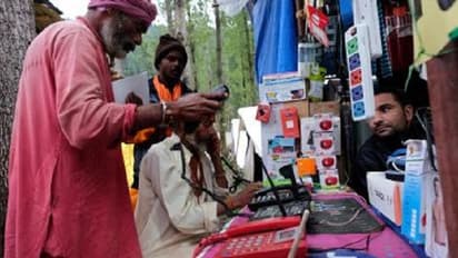 कश्मीर में फिर बजने लगी हैं मोबाइल की घंटियां, मोबाइल-इंटरनेट सेवाएं बहाल
