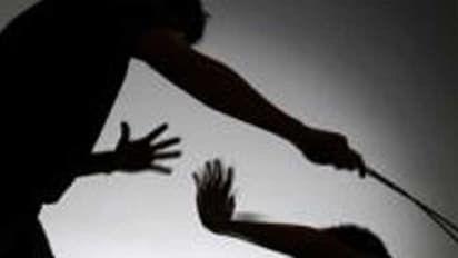 കാമുകിക്കൊപ്പം മകന് ഒളിച്ചോടി, അമ്മയെ നഗ്നയാക്കി തൂണിൽ കെട്ടിയിട്ട് മർദ്ദിച്ച് പെൺകുട്ടിയുടെ ബന്ധുക്കൾ