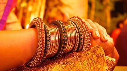 ബാങ്കും ഓഹരിയും വസ്തുവും വേണ്ട 'സ്വര്ണം മതി': സ്വര്ണത്തിന്റെ പിന്നാലെ പാഞ്ഞ് നാട്ടുകാര് !